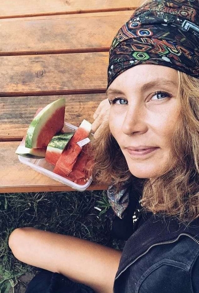 Дама не пьёт воду год и говорит, что стала здоровее. Но, глядя на её фото, люди не верят в пользу этого метода Дама не пьёт воду год и говорит, что стала здоровее. Но, глядя на её фото, люди не верят в пользу этого метода
