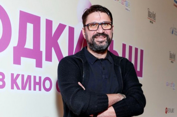 Звезда сериала "Счастливы вместе" развелся с женой