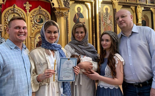 Ангелина Монах и Стёпа Меньщиков окрестили дочь Ангелина Монах и Стёпа Меньщиков окрестили дочь