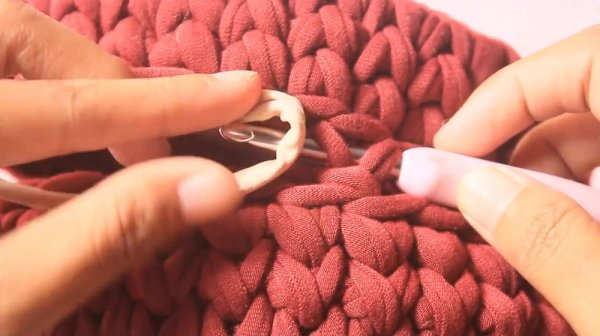 Круглая сумка крючком из трикотажной пряжи
Круглая сумка крючком из трикотажной пряжи