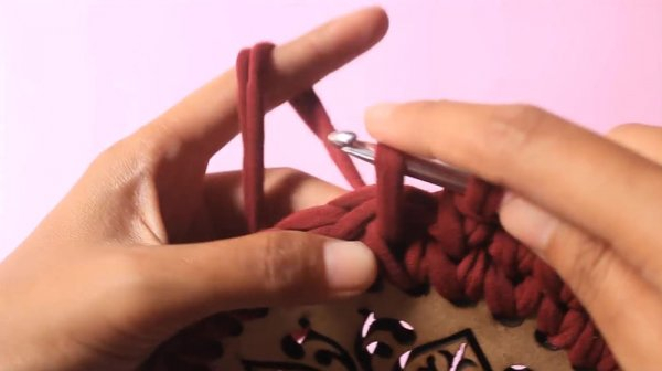 Круглая сумка крючком из трикотажной пряжи
Круглая сумка крючком из трикотажной пряжи
