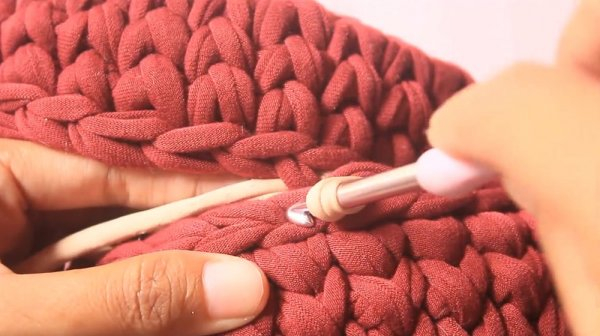 Круглая сумка крючком из трикотажной пряжи
Круглая сумка крючком из трикотажной пряжи