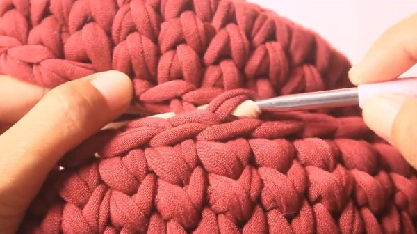 Круглая сумка крючком из трикотажной пряжи
Круглая сумка крючком из трикотажной пряжи