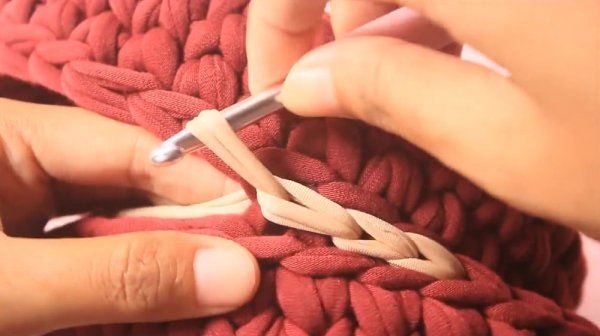 Круглая сумка крючком из трикотажной пряжи
Круглая сумка крючком из трикотажной пряжи