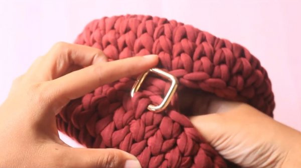 Круглая сумка крючком из трикотажной пряжи
Круглая сумка крючком из трикотажной пряжи