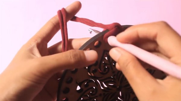 Круглая сумка крючком из трикотажной пряжи
Круглая сумка крючком из трикотажной пряжи