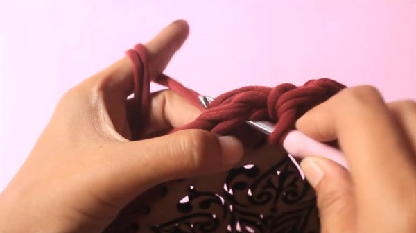 Круглая сумка крючком из трикотажной пряжи
Круглая сумка крючком из трикотажной пряжи