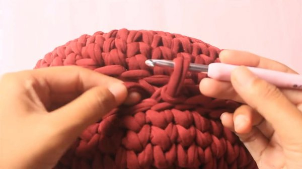 Круглая сумка крючком из трикотажной пряжи
Круглая сумка крючком из трикотажной пряжи