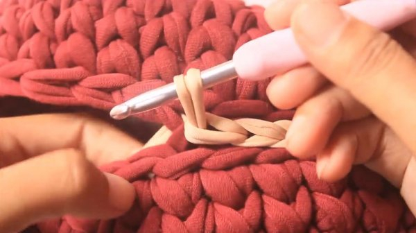 Круглая сумка крючком из трикотажной пряжи
Круглая сумка крючком из трикотажной пряжи