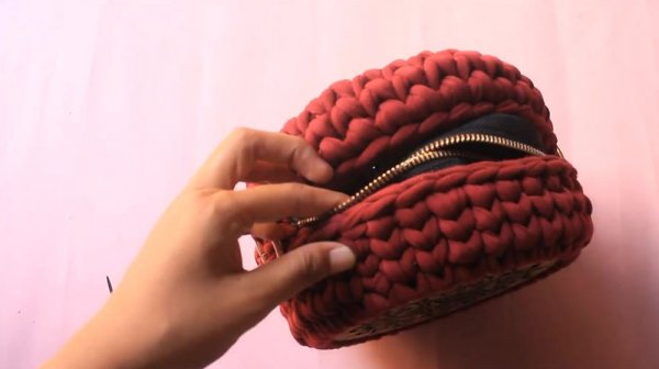 Круглая сумка крючком из трикотажной пряжи
Круглая сумка крючком из трикотажной пряжи