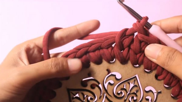Круглая сумка крючком из трикотажной пряжи
Круглая сумка крючком из трикотажной пряжи