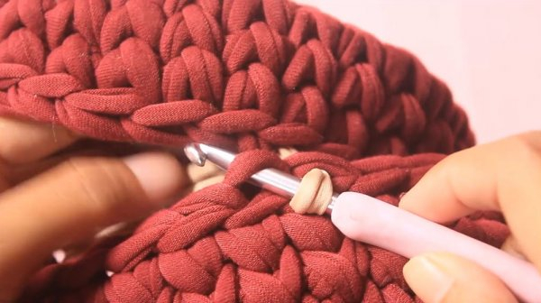 Круглая сумка крючком из трикотажной пряжи
Круглая сумка крючком из трикотажной пряжи