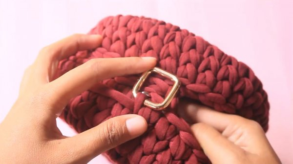 Круглая сумка крючком из трикотажной пряжи
Круглая сумка крючком из трикотажной пряжи