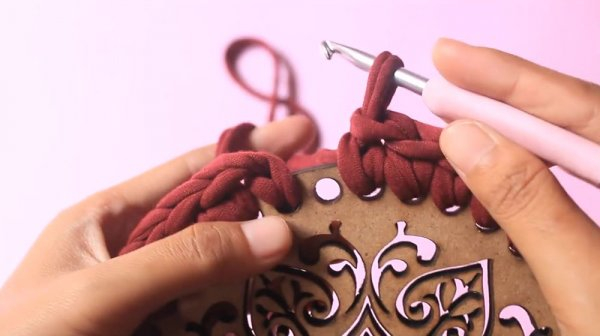 Круглая сумка крючком из трикотажной пряжи
Круглая сумка крючком из трикотажной пряжи