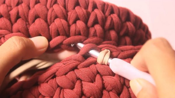 Круглая сумка крючком из трикотажной пряжи
Круглая сумка крючком из трикотажной пряжи