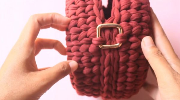 Круглая сумка крючком из трикотажной пряжи
Круглая сумка крючком из трикотажной пряжи