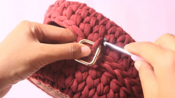 Круглая сумка крючком из трикотажной пряжи
Круглая сумка крючком из трикотажной пряжи