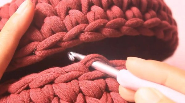 Круглая сумка крючком из трикотажной пряжи
Круглая сумка крючком из трикотажной пряжи