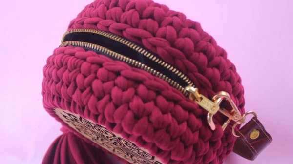 Круглая сумка крючком из трикотажной пряжи
Круглая сумка крючком из трикотажной пряжи