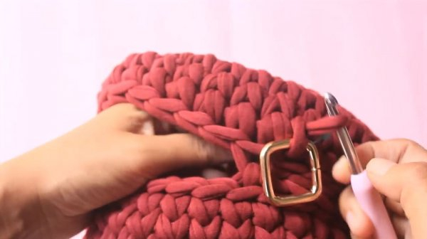 Круглая сумка крючком из трикотажной пряжи
Круглая сумка крючком из трикотажной пряжи