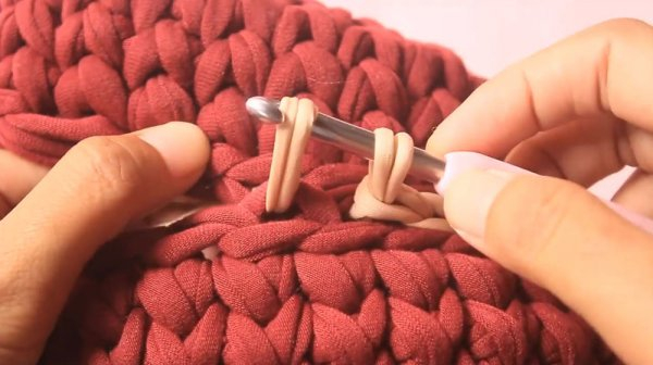 Круглая сумка крючком из трикотажной пряжи
Круглая сумка крючком из трикотажной пряжи