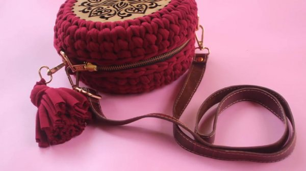 Круглая сумка крючком из трикотажной пряжи
Круглая сумка крючком из трикотажной пряжи