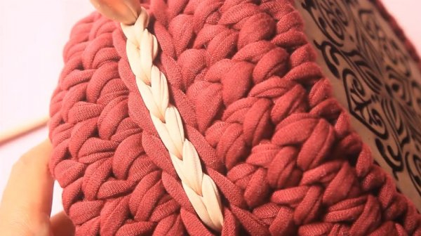 Круглая сумка крючком из трикотажной пряжи
Круглая сумка крючком из трикотажной пряжи