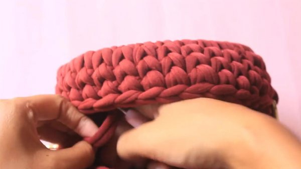 Круглая сумка крючком из трикотажной пряжи
Круглая сумка крючком из трикотажной пряжи
