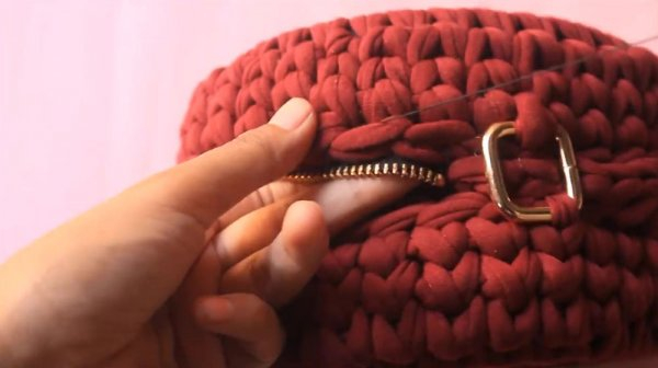 Круглая сумка крючком из трикотажной пряжи
Круглая сумка крючком из трикотажной пряжи