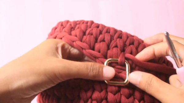Круглая сумка крючком из трикотажной пряжи
Круглая сумка крючком из трикотажной пряжи