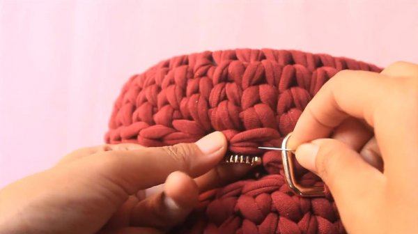 Круглая сумка крючком из трикотажной пряжи
Круглая сумка крючком из трикотажной пряжи