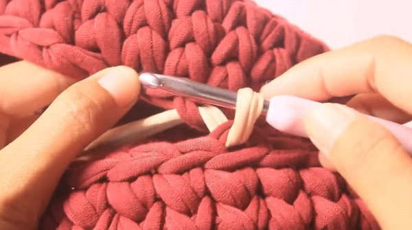 Круглая сумка крючком из трикотажной пряжи
Круглая сумка крючком из трикотажной пряжи