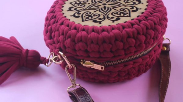 Круглая сумка крючком из трикотажной пряжи
Круглая сумка крючком из трикотажной пряжи