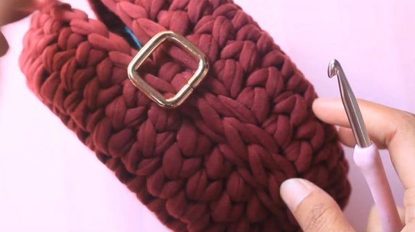 Круглая сумка крючком из трикотажной пряжи
Круглая сумка крючком из трикотажной пряжи
