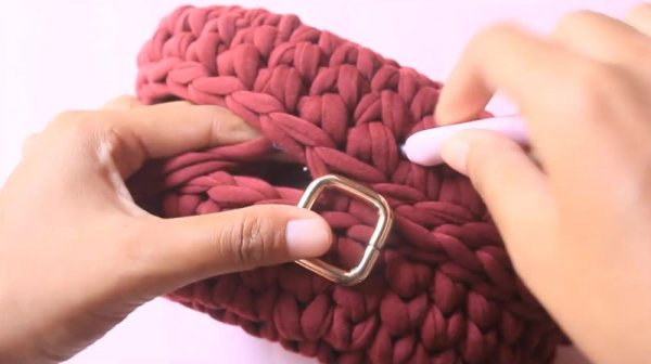 Круглая сумка крючком из трикотажной пряжи
Круглая сумка крючком из трикотажной пряжи