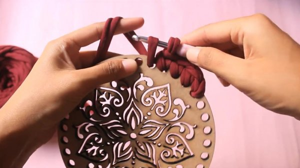 Круглая сумка крючком из трикотажной пряжи
Круглая сумка крючком из трикотажной пряжи