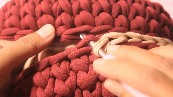 Круглая сумка крючком из трикотажной пряжи
Круглая сумка крючком из трикотажной пряжи