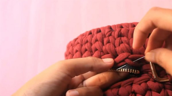 Круглая сумка крючком из трикотажной пряжи
Круглая сумка крючком из трикотажной пряжи