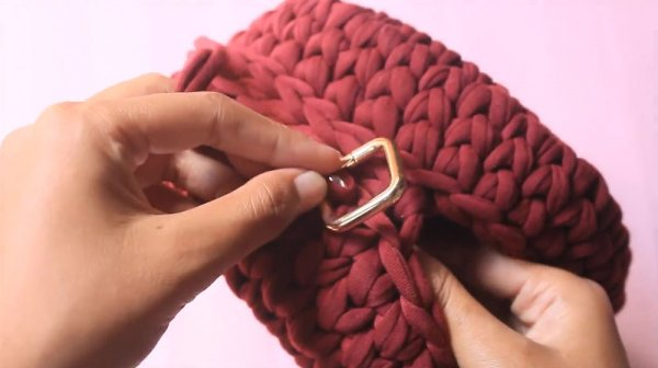 Круглая сумка крючком из трикотажной пряжи
Круглая сумка крючком из трикотажной пряжи