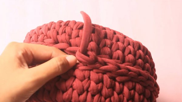 Круглая сумка крючком из трикотажной пряжи
Круглая сумка крючком из трикотажной пряжи