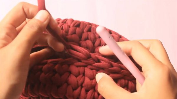 Круглая сумка крючком из трикотажной пряжи
Круглая сумка крючком из трикотажной пряжи