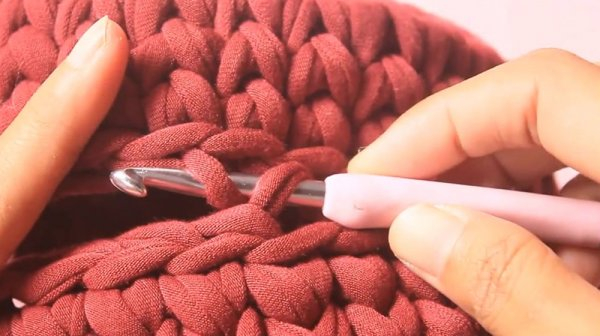 Круглая сумка крючком из трикотажной пряжи
Круглая сумка крючком из трикотажной пряжи