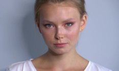 
					Макияж в персиковых оттенках с растушёванной стрелкой			
			