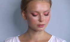 
					Макияж в персиковых оттенках с растушёванной стрелкой			
			